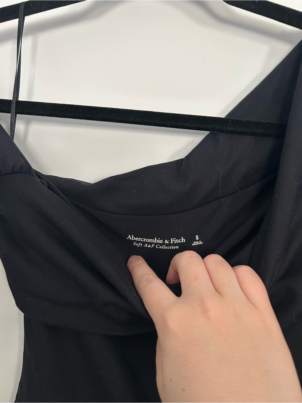 Abercrombie Asymmetrical Black Off the Shoulder Top NWT - Picture 3 of 5